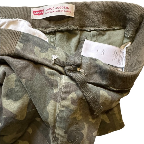 🦩5/$30🦩 Levi’s Camo Print Cargo Joggers - Picture 3 of 3